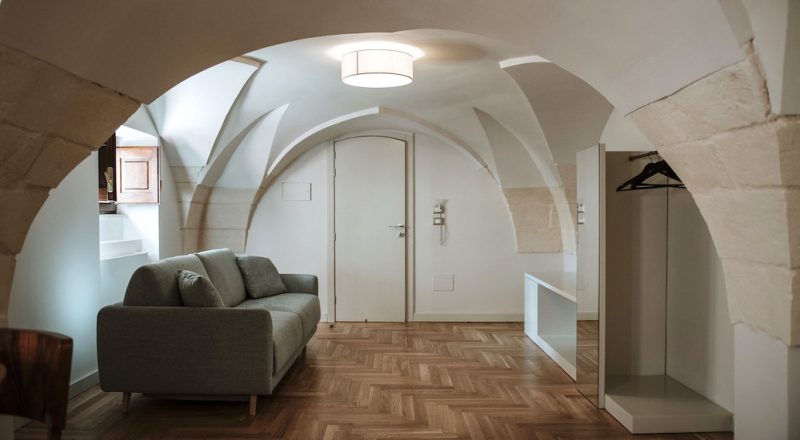 Le suite di Palazzo dei Tolomei - ingresso e divano